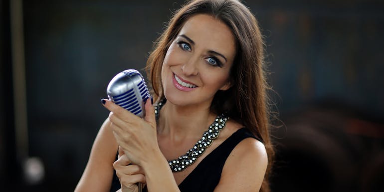Sängerin und Gesangslehrerin Jasmin Schmid lächelnd Singer and vocal coach Jasmin Schmid smiling