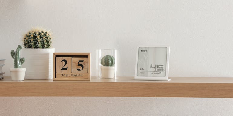 Hygrometer Selina in Weiß auf einem Regal mit Dekoration Hygrometer Selina in Weiß auf einem Regal mit Dekoration