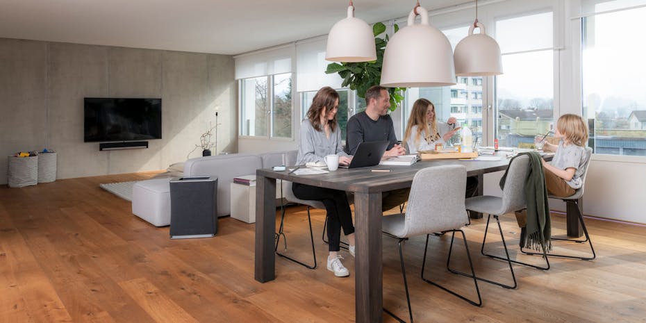 Roger großer Luftreiniger von Stadler Form in einem Wohnzimmer mit einer Familie Roger großer Luftreiniger von Stadler Form neben einer Familie auf einem Tisch