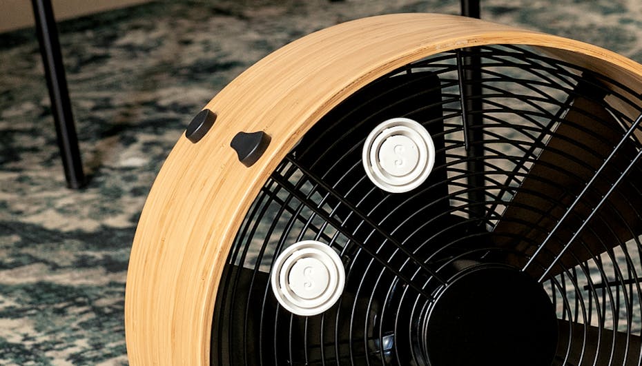 Nahaufnahme des Otto-Ventilators und Duftstifts Weißer Jasmin zur Verwendung Nahaufnahme des Otto-Lüfters und Duftstifts Weißer Jasmin zur Verwendung