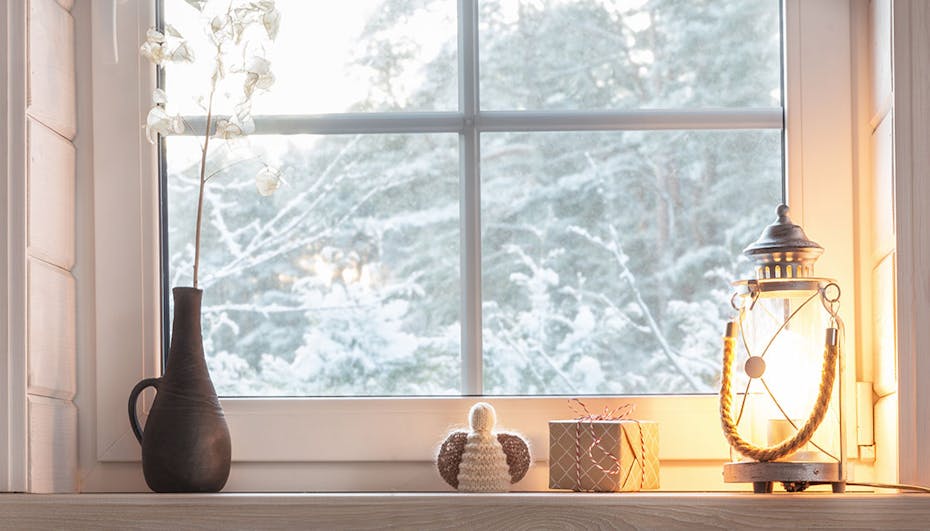 Fenster mit Blick auf eine verschneite Landschaft Fenster mit Blick auf eine verschneite Landschaft