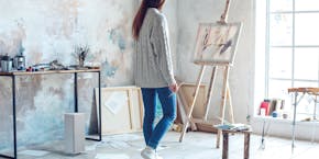 Femme peignant dans la salle de loisirs Femme peignant dans la salle de loisirs