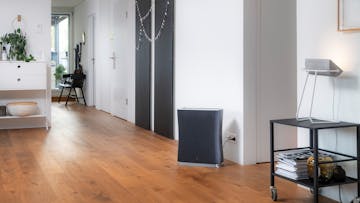 Roger Luftreiniger von Stadler Form in einem offenen Wohnzimmer