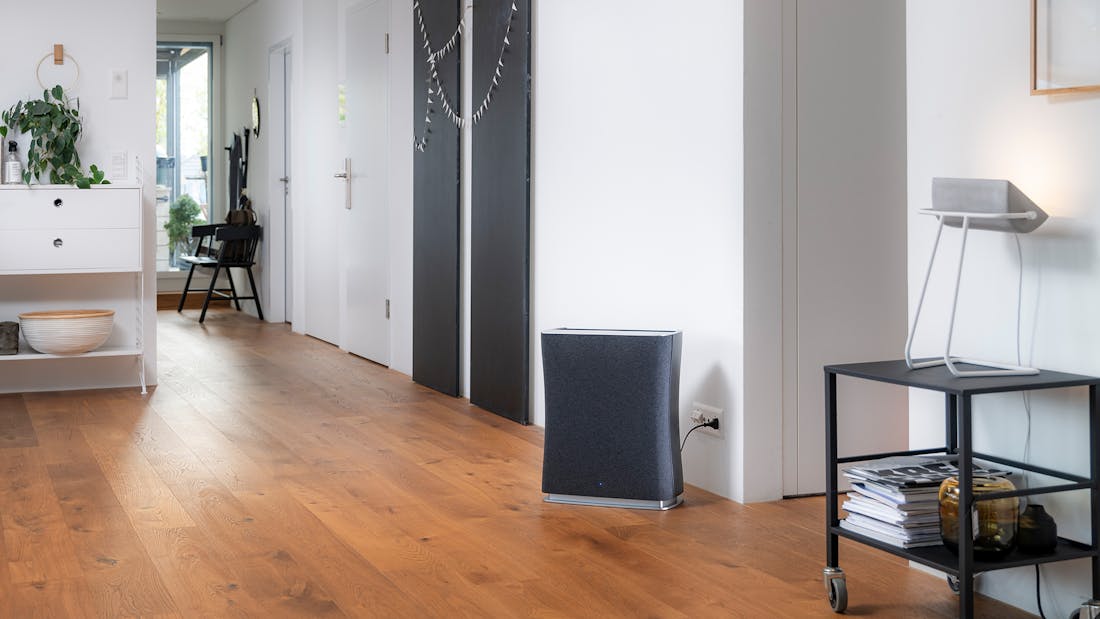 Roger Luftreiniger von Stadler Form in einem offenen Raum Roger Luftreiniger von Stadler Form in einem offenen Wohnzimmer