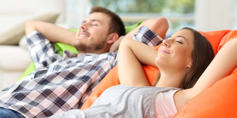 Man und Frau entspannen sich auf dem Sofa Man und Frau entspannen sich auf dem Sofa