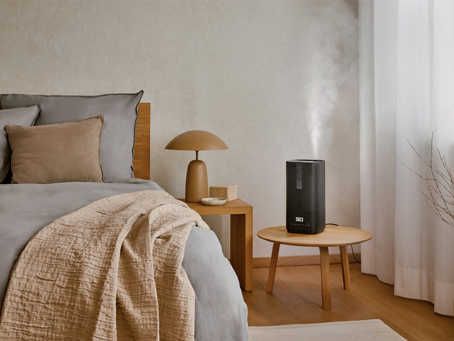 Oliver Luftbefeuchter von Stadler Form in einem Schlafzimmer auf einem Beistelltisch