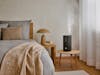 Humidificateur Oliver par Stadler Form Oliver humidificateur d'air de Stadler Form dans une chambre à coucher sur une table d'appoint