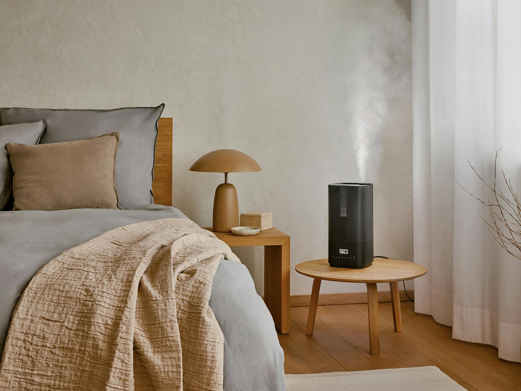 Humidificateur Oliver par Stadler Form Oliver humidificateur d'air de Stadler Form dans une chambre à coucher sur une table d'appoint