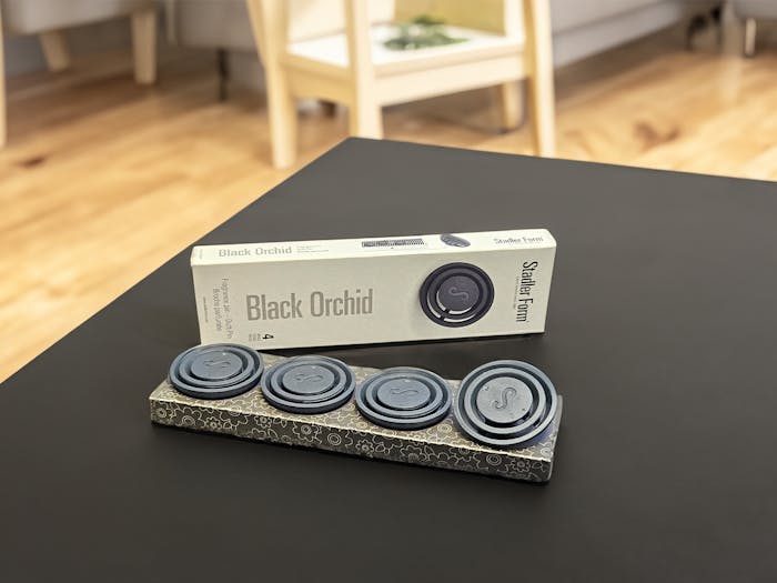 Fragrance pin Black Orchid pack of 4 pieces from Stadler Form on a table