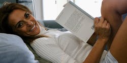 Beatrice Lessi mit einem Buch