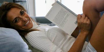 Beatrice Lessi mit einem Buch