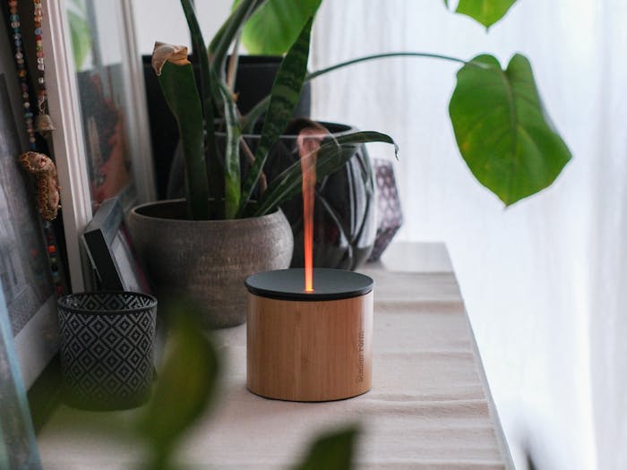 Stadler Form Nora Aroma Diffuser als Dekoelement auf einem Sideboard