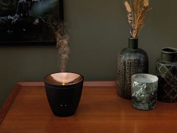 Zoe Aroma-Diffusor von Stadler Form in Schwarz als Dekoration auf einem Sideboard