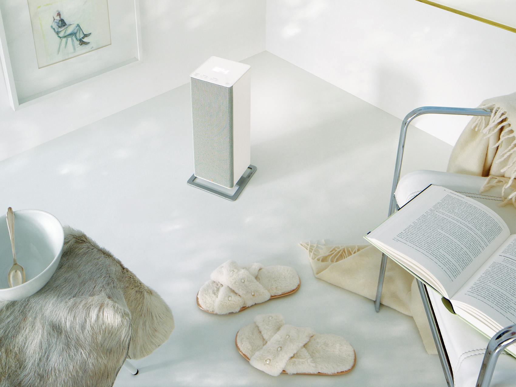 Anna großer Heizlüfter von Stadler Form in Weiß Anna großer Heizlüfter von Stadler Form in Weiß in einer gemütlichen Leseecke