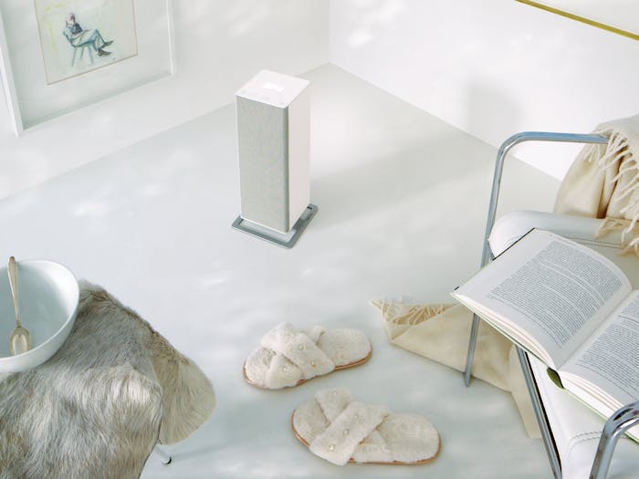 Anna großer Heizlüfter von Stadler Form in Weiß Anna großer Heizlüfter von Stadler Form in Weiß in einer gemütlichen Leseecke