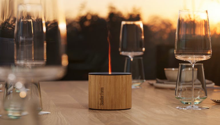 Nora Aroma-Diffuser von Stadler Form auf einem Esstisch im Freien