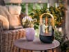 Sophie kleiner Aroma-Diffuser und Laterne von Stadler Form für draußen Sophie kleiner Aroma-Diffuser und Laterne von Stadler Form draußen auf einem Tisch