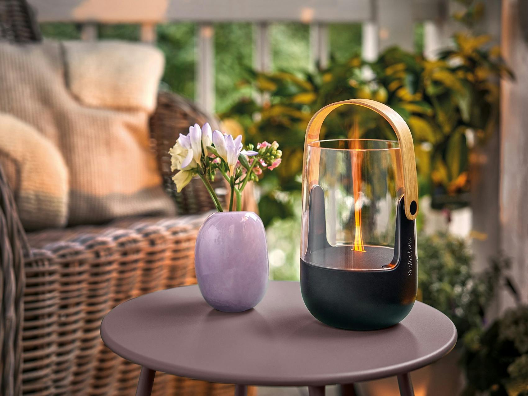 Sophie kleiner Aroma-Diffuser und Laterne von Stadler Form für draußen Sophie kleiner Aroma-Diffuser und Laterne von Stadler Form draußen auf einem Tisch