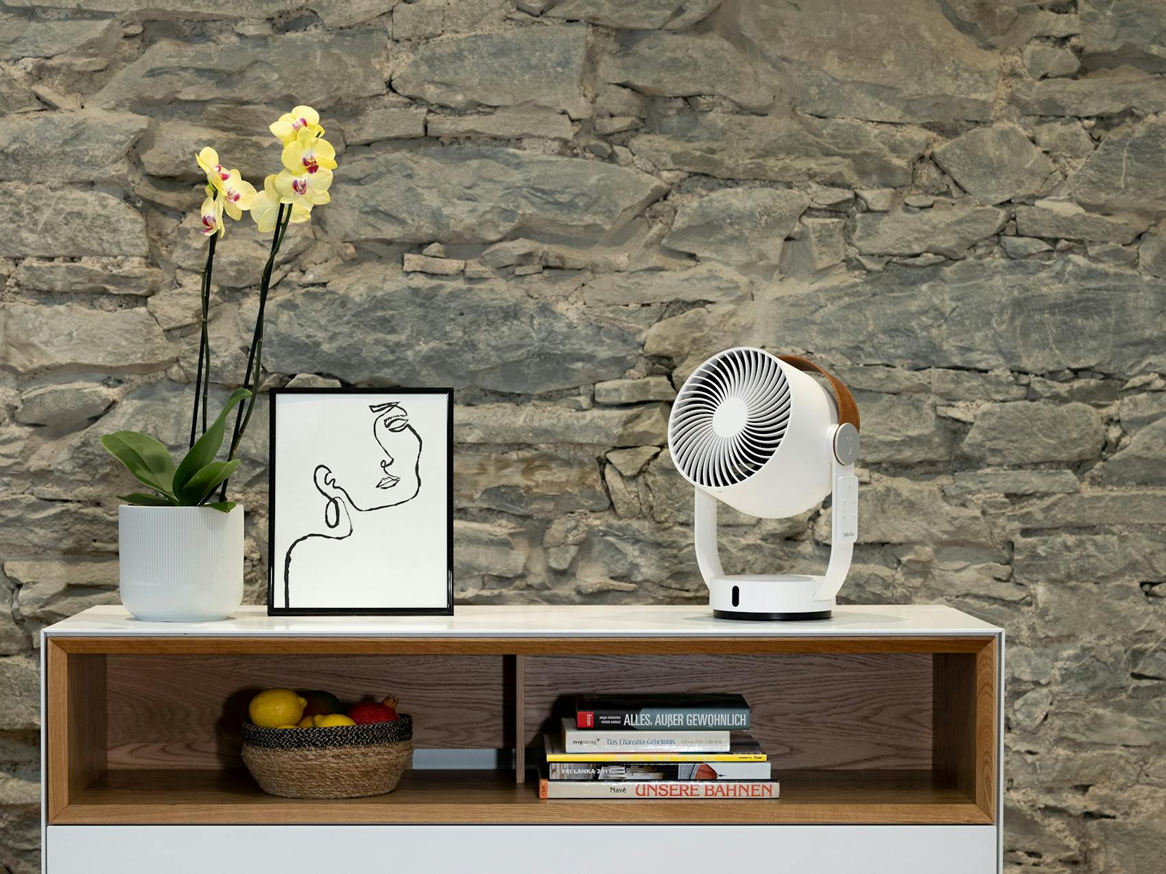 Leo von Stadler Form Leo von Stadler Form auf einem Sideboard