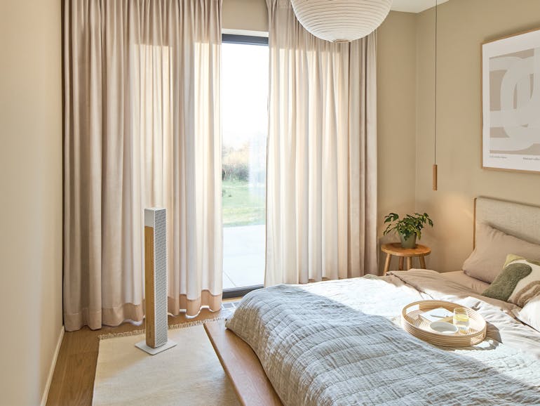 Tower fan Nick in white in a bedroom