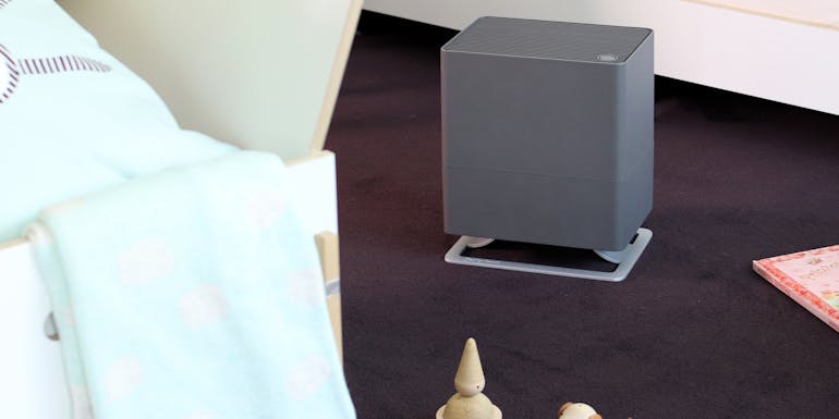 Humidifer Oskar little titanium from Stadler Form in a childrens room