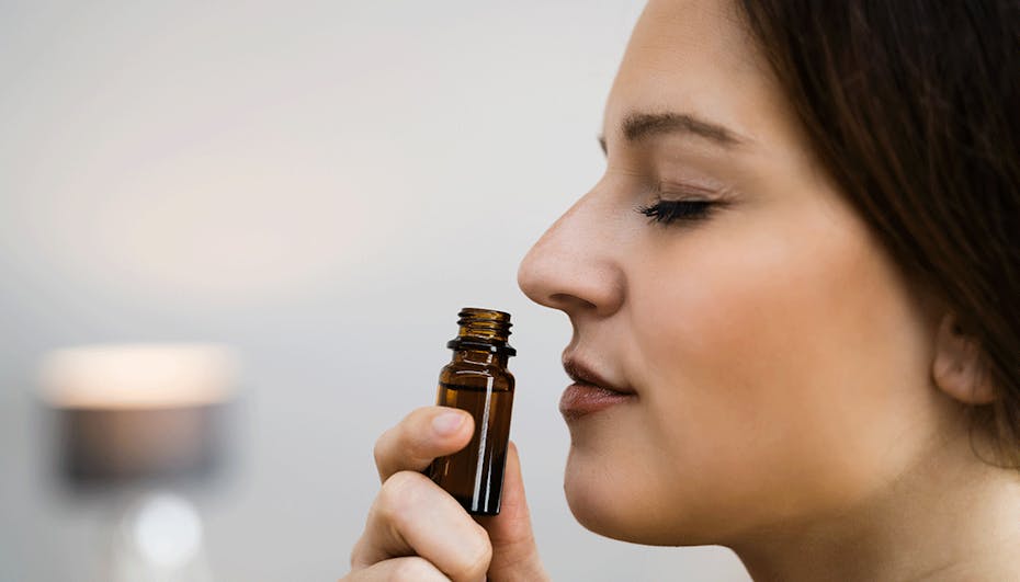 Frau mit ätherischem Öl Frau mit ätherischem Öl