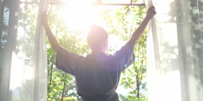 Frau am Fenster im Sommer