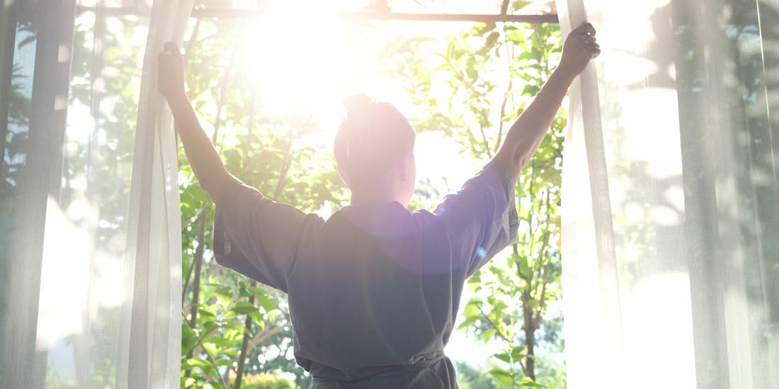 Frau am Fenster im Sommer Frau am Fenster im Sommer