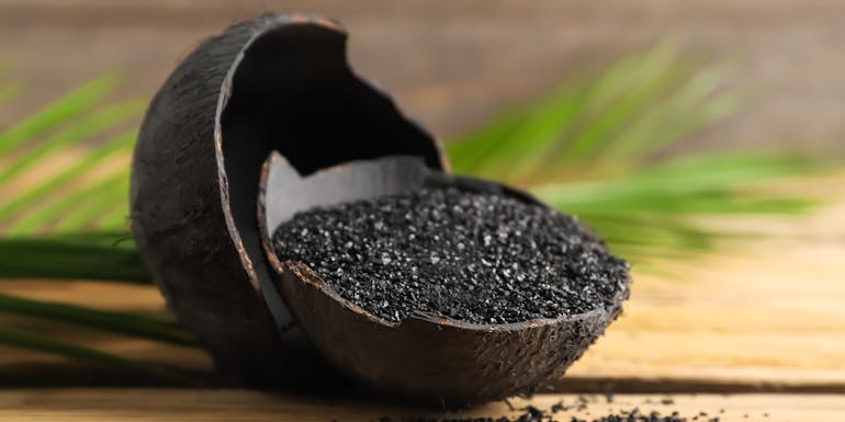 Charbon actif sur un fond en bois Charbon actif sur un fond en bois