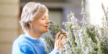 Frau riecht an Lavendel