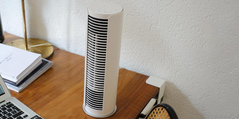 Peter little table fan by Stadler Form in the corner of a table Peter little table fan by Stadler Form in the corner of a table