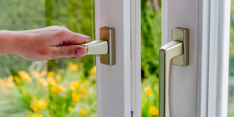 Ein Fenster wird im Sommer geöffnet. Ein Fenster wird im Sommer geöffnet.