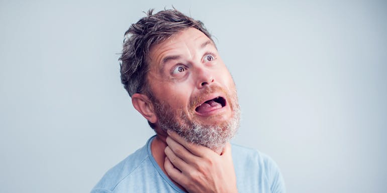 Man with a scratchy throat Mann mit kratzigem Hals